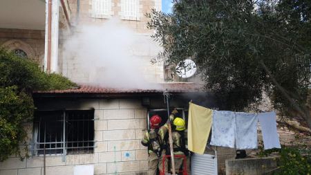 اصابتان جراء اندلاع حريق داخل شقة سكنية في حي شيخ جراح في القدس 